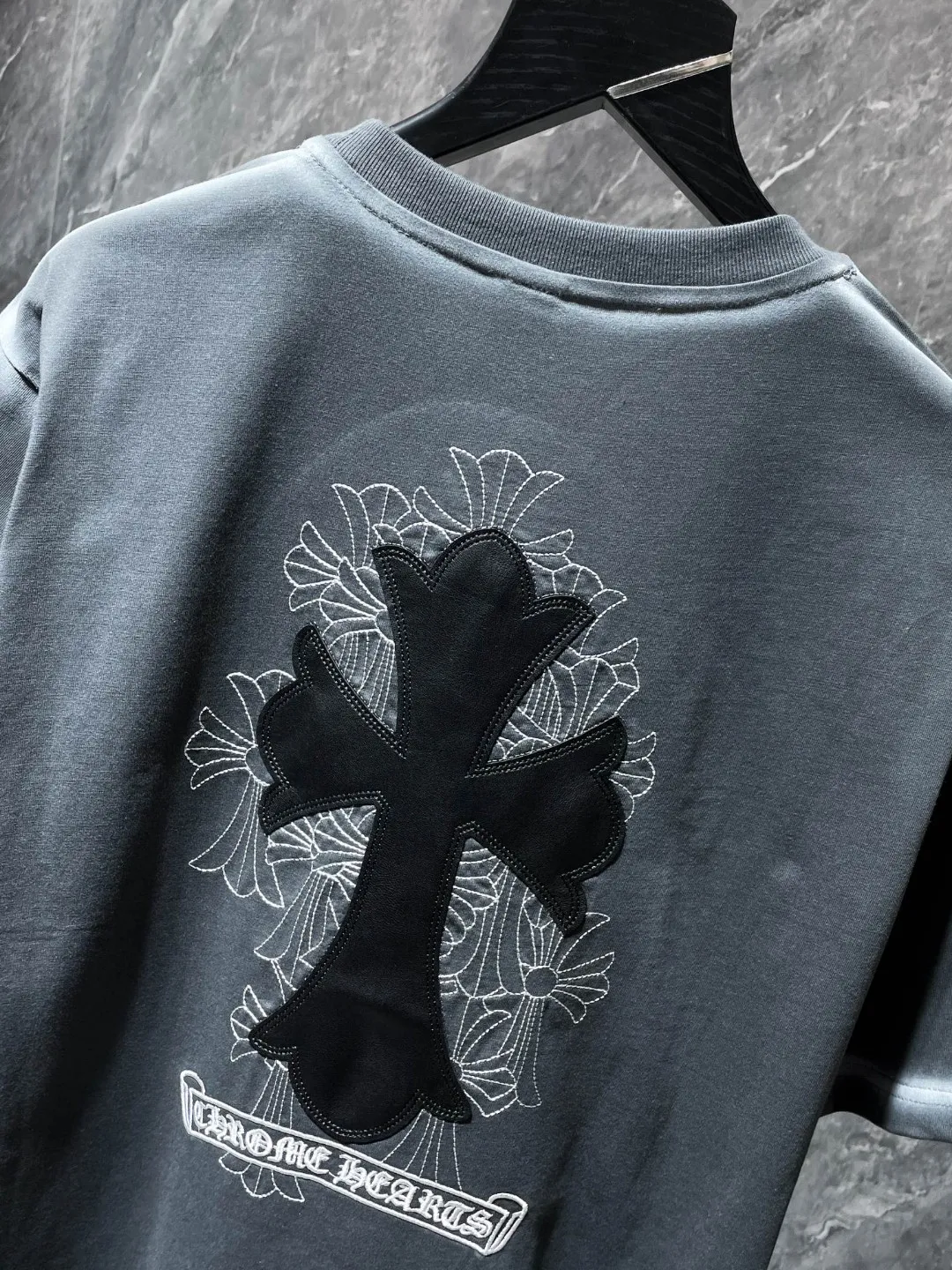 P170 New Chrome Hearts 25ss for summer. High-weight, environmentally friendly and high-quality top-grade fabric. 260g~285g. Short sleeves with Chrome cross and leather printing technology. High version embroidery➕leather version. Counter synchronization. Re-engraved version 1:1. Recommended colors: gray black. Size: S, M, L, XL.